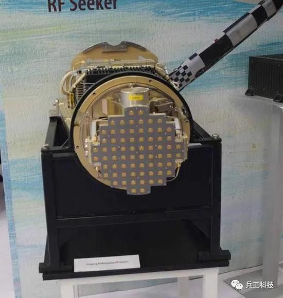 Bộ Quốc phòng Ấn Độ nhấn mạnh, “hầu hết các thành phần của tên lửa hành trình BrahMos đều do các công ty trong nước sản xuất, bao gồm thân tên lửa, tên lửa đẩy, hệ thống quản lý nhiên liệu và hệ thống dẫn đường đều do DRDO thiết kế. Ảnh: Đầu dò radar khẩu độ tổng hợp do Ấn Độ phát triển - Nguồn: Sina.