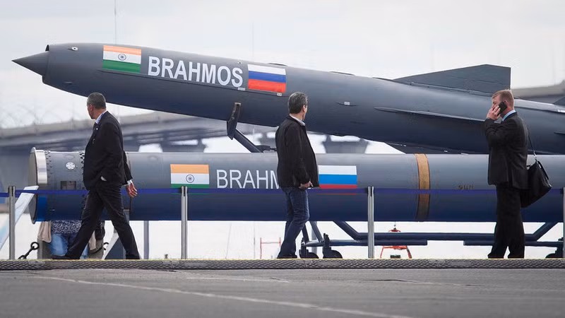 Phiên bản BrahMos mà Ấn Độ bắn thử lần này, không phải là phiên bản cũ mà là một phiên bản nâng cấp hoàn toàn mới. Những cải tiến chủ yếu thể hiện ở hai khía cạnh. Ảnh: Tên lửa hành trình chống hạm BrahMos - Nguồn: Wikipedia.