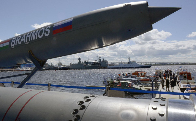 Có thông tin cho rằng, việc tăng tầm bắn không phải là sự thay đổi về kích thước của tên lửa, mà là do sự cải tiến của động cơ và hệ thống nhiên liệu. Do vậy phiên bản BrahMos mới này có thể dùng chung với ống phóng thẳng đứng của tàu khu trục INS Chennai. Ảnh: Tên lửa hành trình chống hạm BrahMos - Nguồn: Wikipedia.