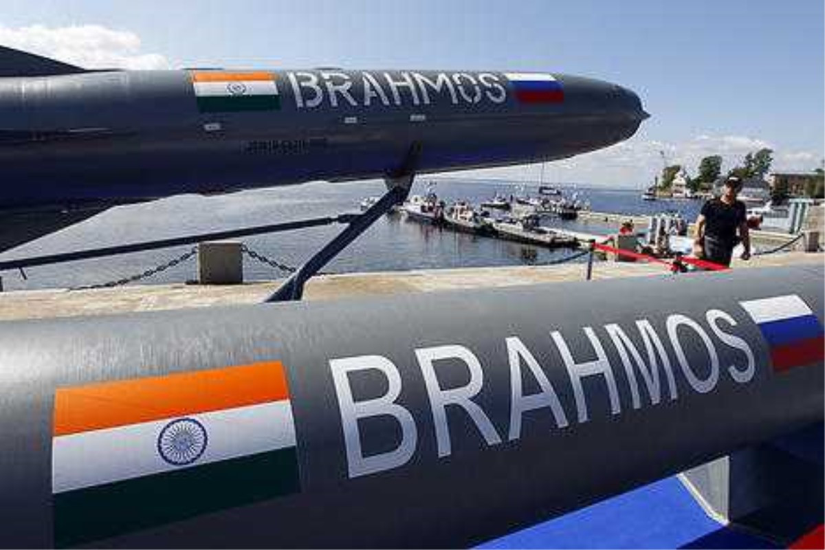Thứ hai, mức độ nội địa hóa của phiên bản BrahMos đã tăng lên đáng kể. Cơ quan Nghiên cứu và Phát triển quốc phòng (DRDO) của Ấn Độ, đang cố gắng nội địa hóa việc sản xuất các thành phần và hệ thống con khác nhau của tên lửa BrahMos. Với sự tiến bộ của công nghệ công nghiệp quốc phòng Ấn Độ, đến năm 2020, tỷ lệ nội địa hóa của tên lửa BrahMos từ 10% đến 12% trong vài năm đầu đến 65%. Ảnh: Tên lửa hành trình chống hạm BrahMos - Nguồn: Wikipedia.