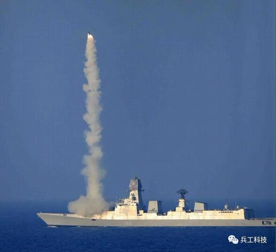 Thứ nhất tầm bắn của tên lửa đã được tăng lên rất nhiều. Theo thông tin được công khai, tên lửa BrahMos trước kia có tầm bắn xa 290 km; điều này nằm trong thỏa thuận chung của Ấn Độ và Nga, nhằm không vượt qua các hạn chế của các hiệp ước quốc tế về tầm bắn tên lửa. Ảnh: Tàu khu trục Kolkata bắn thử tên lửa Brahmos vào năm 2015 - Nguồn: Sina