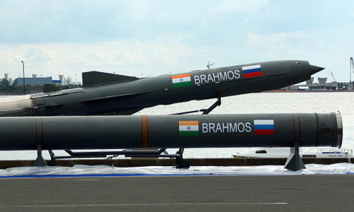 Tiến độ thực hiện nâng cấp phiên bản BrahMos này rất nhanh, vào ngày 11/3/2017, Ấn Độ đã thử nghiệm thành công phiên bản mới tại trường bắn tích hợp trên biển ở Chandipur; tầm bắn của nó đã đạt hơn 450 km. Ảnh: Tên lửa hành trình chống hạm BrahMos - Nguồn: Wikipedia.