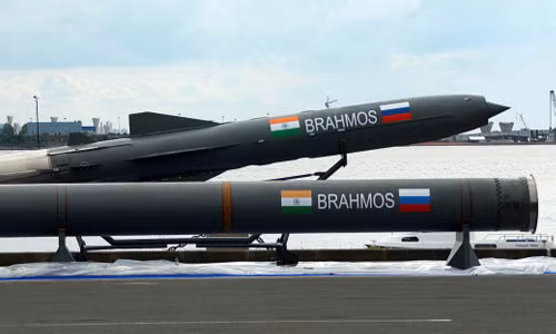 Tiến độ thực hiện nâng cấp phiên bản BrahMos này rất nhanh, vào ngày 11/3/2017, Ấn Độ đã thử nghiệm thành công phiên bản mới tại trường bắn tích hợp trên biển ở Chandipur; tầm bắn của nó đã đạt hơn 450 km. Ảnh: Tên lửa hành trình chống hạm BrahMos - Nguồn: Wikipedia.