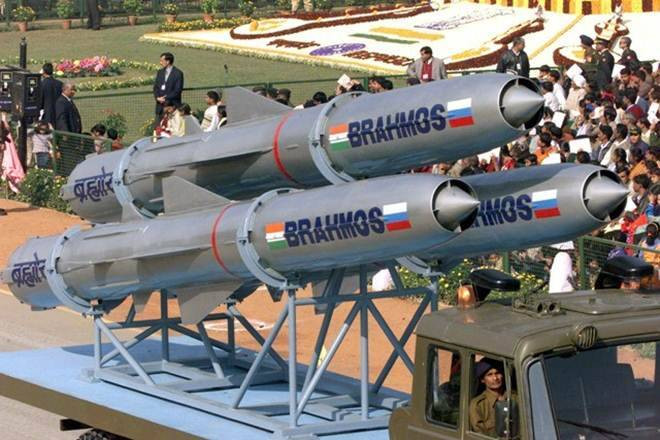 Với phiên bản BrahMos của hải quân đã được thử nghiệm thành công vào năm 2008. Sau đó các khinh hạm lớp Talva và tàu khu trục lớp Kolkata đã được trang loại bị tên lửa này, và đã phóng thử thành công nhiều lần. Ảnh: Tên lửa BrahMos - Nguồn: Wikipedia.