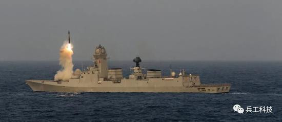 Có thể nói, tên lửa chống hạm BrahMos mà Hải quân Ấn Độ đang trang bị đã khẳng định được chỗ đứng trong hải quân nước này; nhưng tại sao vụ thử tên lửa tưởng như bình thường này, lại gây sự chú ý của lãnh đạo Bộ Quốc phòng Ấn Độ và giới quan sát? Ảnh: Tàu khu trục tên lửa dẫn đường Chennai phóng tên lửa BrahMos - Nguồn: Sina