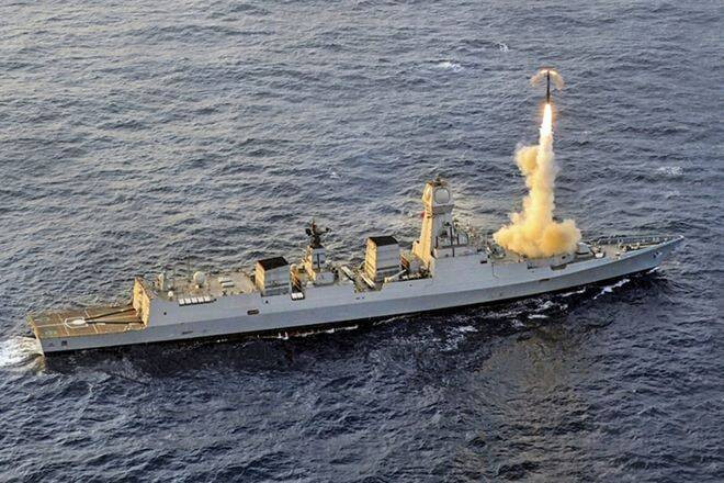 Với sự giúp đỡ của Nga, Hải quân Ấn Độ đã thiết kế bệ phóng thẳng đứng chung trên tàu hải quân cho tên lửa BrahMos; với chiều dài tên lửa là 8,1m, đường kính đạn 0,67m, khi sử dụng bệ phóng thẳng đứng chung trên tàu, thời gian phóng có thể được rút ngắn xuống còn 2~2,5 giây. Ảnh: Tàu khu trục INS Kochi của Hải quân Ấn Độ phóng tên lửa BrahMos - Nguồn: financialexpress