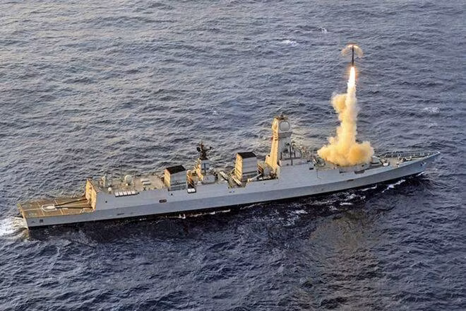 Với sự giúp đỡ của Nga, Hải quân Ấn Độ đã thiết kế bệ phóng thẳng đứng chung trên tàu hải quân cho tên lửa BrahMos; với chiều dài tên lửa là 8,1m, đường kính đạn 0,67m, khi sử dụng bệ phóng thẳng đứng chung trên tàu, thời gian phóng có thể được rút ngắn xuống còn 2~2,5 giây. Ảnh: Tàu khu trục INS Kochi của Hải quân Ấn Độ phóng tên lửa BrahMos - Nguồn: financialexpress