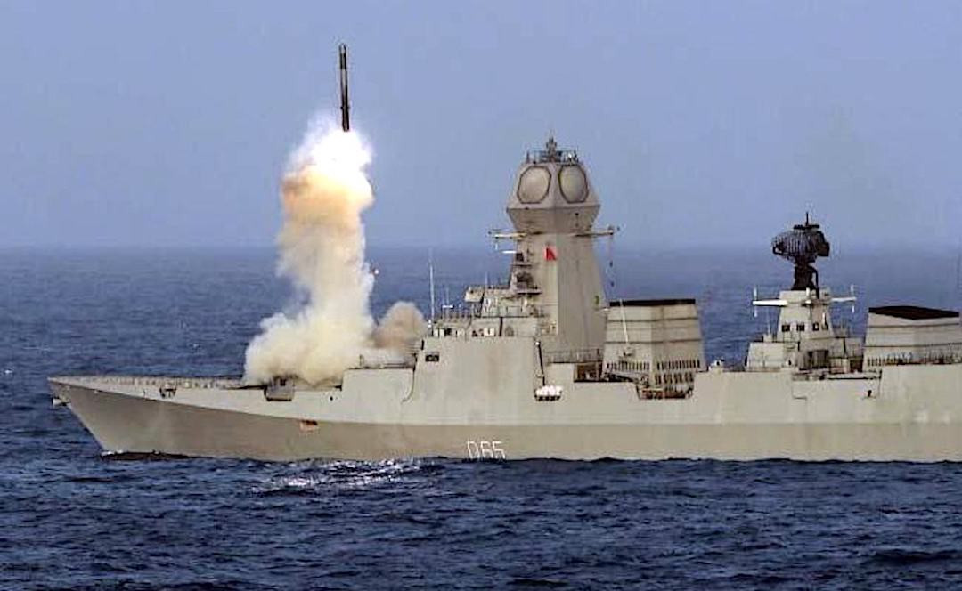 Động cơ của tên lửa BrahMos do công ty HAL của Ấn Độ phát triển, loại thuốc phóng mới cũng do Ấn Độ phát triển. Do Nga không muốn chia sẻ công nghệ thuốc phóng rắn với Ấn Độ, nên Phòng thí nghiệm Nghiên cứu Vật liệu Năng lượng Cao của DRDO, đã phát triển một loại thuốc phóng rắn đặc biệt vào năm 2017. Ngoài ra, bộ phận tìm kiếm mục tiêu do India Electronics Co.Ltd phát triển đã thay thế hoàn toàn linh kiện của Nga. Ảnh: Tàu khu trục INS Kolkata phóng tên lửa hành trình chống hạm BrahMos - Nguồn: Medium