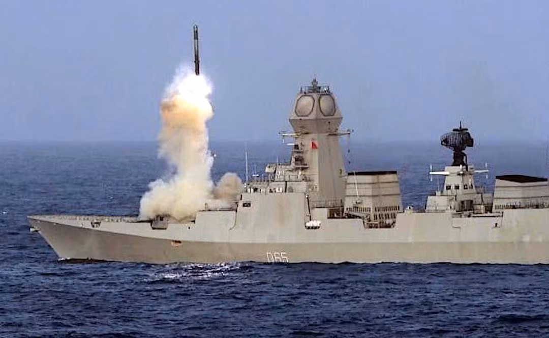 Động cơ của tên lửa BrahMos do công ty HAL của Ấn Độ phát triển, loại thuốc phóng mới cũng do Ấn Độ phát triển. Do Nga không muốn chia sẻ công nghệ thuốc phóng rắn với Ấn Độ, nên Phòng thí nghiệm Nghiên cứu Vật liệu Năng lượng Cao của DRDO, đã phát triển một loại thuốc phóng rắn đặc biệt vào năm 2017. Ngoài ra, bộ phận tìm kiếm mục tiêu do India Electronics Co.Ltd phát triển đã thay thế hoàn toàn linh kiện của Nga. Ảnh: Tàu khu trục INS Kolkata phóng tên lửa hành trình chống hạm BrahMos - Nguồn: Medium