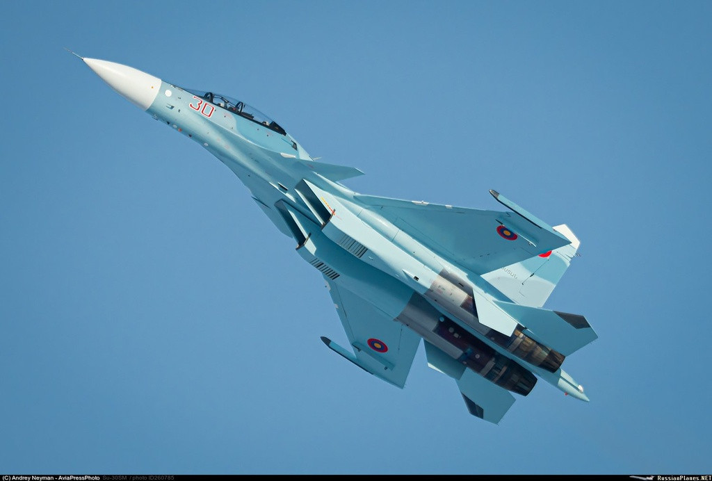 Hiện nay những trang bị vũ khí hiện đại nhất của hai bên đều chưa đưa vào tham chiến, trong đó có tên lửa đạn đạo chiến thuật và máy bay chiến đấu hạng nặng cánh cố định. Ảnh: Tiêm kích Su-30SM của Armenia - Nguồn: Russian Planes.