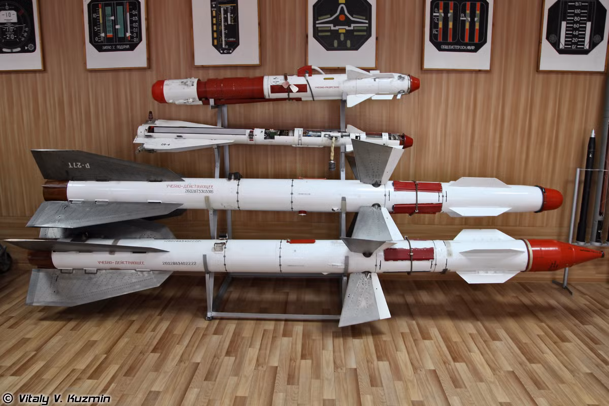 Trong khi đó, MiG-29A của Azerbaijan chỉ được trang bị tên lửa tầm ngắn R-27 từ thời Liên Xô; không chỉ có tầm bắn ngắn hơn nhiều so với R-77, mà R-27 chỉ là tên lửa tầm nhiệt, có nghĩa là chúng là mối đe dọa rất nhỏ đối với máy bay chiến đấu của Armenia. Ảnh: Tên lửa R-27 – Nguồn: Wikipedia