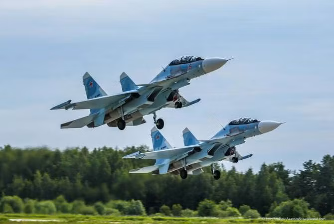 Su-30SM ra đời sau máy bay chiến đấu MiG-29 của Azerbaijan khoảng 30 năm và là phiên bản cải tiến sâu của Su-30. Su-30SM được trang bị những cảm biến, cũng như hệ thống tác chiến điện tử, vật liệu composite và công nghệ vũ khí mới nhất của Nga hiện nay. Ảnh: Máy bay Su-30SM của Armenia – Nguồn: Wikipedia