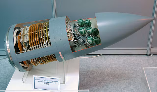 Tên lửa Kh-31P có trọng lượng nhẹ và sẽ là lựa chọn lý tưởng cho máy bay chiến đấu Su-30SM thực hiện các cuộc tấn công bão hòa; đồng thời Kh-31P cũng có thể được sử dụng cùng với R-77 để thực hiện các nhiệm vụ trên không và trên bộ cùng lúc. Ảnh: Đầu tự dẫn của tên lửa Kh-31P – Nguồn: Wikipedia