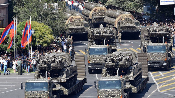 Trước khi Nga chuyển giao lô máy bay chiến đấu Su-30SM đầu tiên, S-300PT là vũ khí phòng không tầm xa duy nhất của Armenia. Mặc dù các tên lửa này không phải là loại tiên tiến nhất, nhưng chúng vẫn có hiệu quả chiến đấu cao, đủ sức đe dọa các máy bay chiến đấu đã lạc hậu của Azerbaijan. Ảnh: Hệ thống phòng không S-300PT của Armenia tham gia diễu binh – Nguồn: Wikipedia