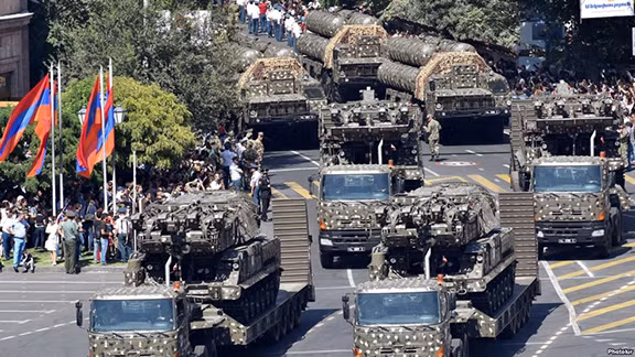 Trước khi Nga chuyển giao lô máy bay chiến đấu Su-30SM đầu tiên, S-300PT là vũ khí phòng không tầm xa duy nhất của Armenia. Mặc dù các tên lửa này không phải là loại tiên tiến nhất, nhưng chúng vẫn có hiệu quả chiến đấu cao, đủ sức đe dọa các máy bay chiến đấu đã lạc hậu của Azerbaijan. Ảnh: Hệ thống phòng không S-300PT của Armenia tham gia diễu binh – Nguồn: Wikipedia