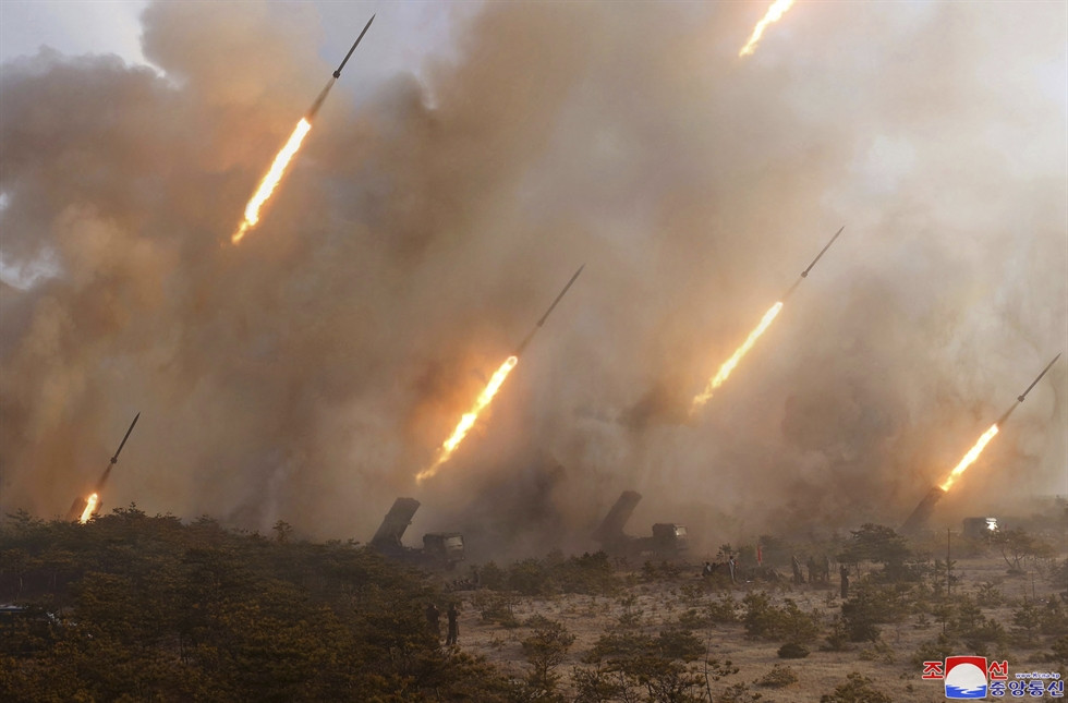 Theo tính toán của các nhà quân sự, hầu hết thương vong do các cuộc tấn công bằng pháo binh xảy ra thường diễn ra trong những khoảnh khắc ban đầu của cuộc tấn công, trước khi nạn nhân có cơ hội ẩn nấp; do đó một cuộc tấn công ngắn, bất ngờ sẽ vẫn gây ra một số lượng thương vong không tương xứng. Ảnh: Pháo binh Triều Tiên khai hỏa trong một cuộc tập trận - Nguồn: AP.