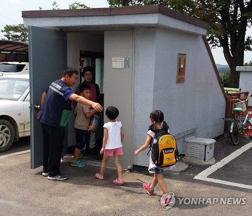 Mối đe dọa do pháo Koksan (hoặc các loại pháo tầm xa khác của Triều Tiên) với Hàn Quốc trước hết là do hệ thống truyền thông của cả hai bên và thế giới; trên thực tế, các trận pháo kích vào các đô thị lớn như Aleppo của Syria hoặc Grozny của Nga, tỷ lệ thương vong rất hạn chế (kể cả dân thường). Ảnh: Một hầm trú ẩn tại thành phố Paju, tỉnh Gyeonggi, Hàn Quốc giáp Triều Tiên - Nguồn: Yonhap..