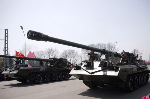 Pháo M1978 sử dụng khung gầm xe tăng T-54 của Liên Xô, nhưng M1978 không có tháp pháo hàn kín, mà sử dụng tháp pháo hở; M1978 cũng không thể mang theo bất kỳ một cơ số đạn dự trữ nào, mà phải hoàn toàn dựa vào các phương tiện chở đạn, hoặc các kho chứa được bố trí trước. Ảnh: Pháo tự hành Koksan - Nguồn: Wikipedia.