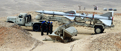 Trung Quốc sau đó từ bỏ nỗ lực điều tiêm kích đánh chặn, bắt đầu triển khai và ngụy trang hệ thống tên lửa phòng không S-75 Dvina gần các cơ sở hạt nhân. Chiến thuật này phát huy hiệu quả, khiến phi đoàn Mèo Đen hứng chịu thiệt hại đầu tiên ngày 9/9/1962. Ảnh: Tên lửa phòng không S-75 của Trung Quốc - Nguồn: Sina