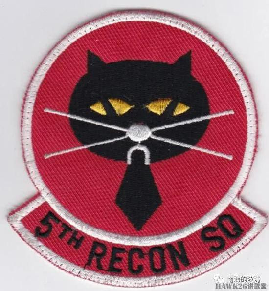 Với sự hỗ trợ từ CIA, đơn vị U-2 hỗn hợp Mỹ - Đài được thành lập năm 1959 với tên gọi Phi đoàn số 35 "Mèo Đen", bắt đầu bay trinh sát lãnh thổ Trung Quốc đại lục từ năm 1962. Trong giai đoạn đầu, các chuyến bay do thám diễn ra rất thuận lợi, do quân đội Trung Quốc không đủ khả năng bắn hạ những chiếc U-2. Ảnh: Biểu tượng chính thức của Phi đội Mèo Đen - Nguồn: Wikipedia.