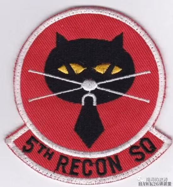 Với sự hỗ trợ từ CIA, đơn vị U-2 hỗn hợp Mỹ - Đài được thành lập năm 1959 với tên gọi Phi đoàn số 35 "Mèo Đen", bắt đầu bay trinh sát lãnh thổ Trung Quốc đại lục từ năm 1962. Trong giai đoạn đầu, các chuyến bay do thám diễn ra rất thuận lợi, do quân đội Trung Quốc không đủ khả năng bắn hạ những chiếc U-2. Ảnh: Biểu tượng chính thức của Phi đội Mèo Đen - Nguồn: Wikipedia.