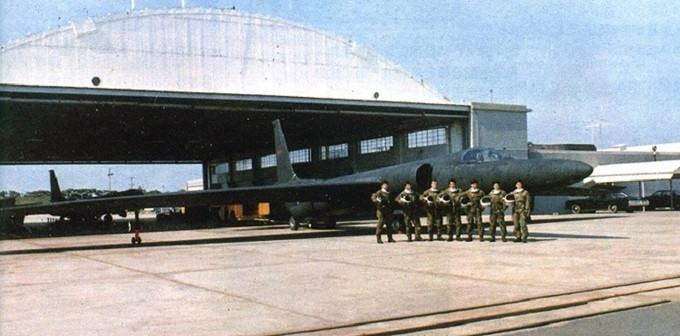 Bằng chiến thuật này, phòng không Trung Quốc đã bắn hạ một chiếc U-2 gần thành phố Nam Xương vào ngày 9/9/1962, phi công Chen Huai thiệt mạng. Washington bác bỏ cáo buộc liên quan đến chuyến bay, dù trong thực tế những chiếc U-2 của phi đoàn Mèo Đen đều do Mỹ sản xuất, được nhân viên CIA bảo dưỡng và sửa chữa. Ảnh: Phi công và máy bay U-2 thuộc Phi đoàn Mèo Đen - Nguồn: Taiwan Air Power.