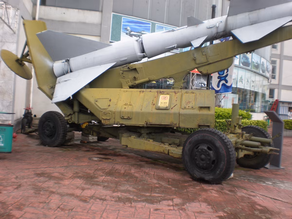 Do tính năng hạn chế của hệ thống phòng không S-75 cũng như số lượng có hạn, buộc Trung Quốc áp dụng chiến thuật du kích để đánh chặn máy bay U-2. Các bệ phóng tên lửa được gắn cố định trên xe tải, nhằm tăng khả năng cơ động. Ảnh: Một bệ phóng tên lửa S-75 cơ động của Trung Quốc - Nguồn: Sina