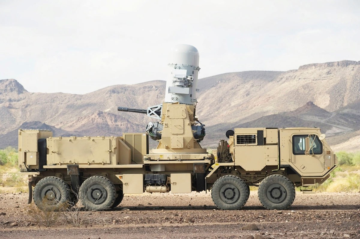 Ngoài ra, hiện nay, một số quân đội đang có ý tưởng đưa các tổ hợp phòng thủ tầm cực gần (CIWS) được trang bị trên các tàu chiến lên mặt đất, đặt trên khung gầm cơ động cho nhiệm vụ phòng không. Điển hình như quân đội Mỹ đã dùng các tổ hợp Phalanx đặt lên xe việt dã, cho phép nó có tính cơ động cao, bệ trục có thể xoay 360 độ, một pháo gatling 6 nòng M-61 Vulcan với tốc độ bắn từ 3.000 - 4.500 phát/phút tùy phiên bản, tầm bắn tối đa tới 5.500m sử dụng một radar dẫn bắn hiện đại. Ảnh: Tổ hợp pháo phòng không sử dụng hệ thống Phalanx đặt trên xe bánh lốp của Mỹ.