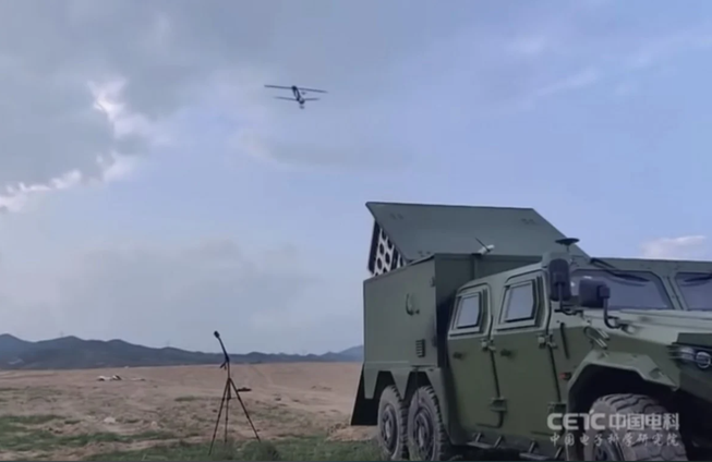 Với việc một xe mang phóng có thể mang theo nhiều UAV cảm tử như vậy, nếu kết hợp theo biên đội nhiều xe có thể triển khai tới hàng trăm chiếc UAV, tạo một chiến thuật tấn công bầy đàn vô cùng ghê gớm, khiến các loại vũ khí khí tài của đối phương sẽ bị đe dọa một cách nặng nề. Việc có số lượng quá lớn cũng khiến cho các hệ thống tên lửa phòng không phải bó tay vì không thể đủ cơ số đạn tiêu diệt. Ảnh: Xe mang phóng triển khai UAV cảm tử của Trung Quốc.