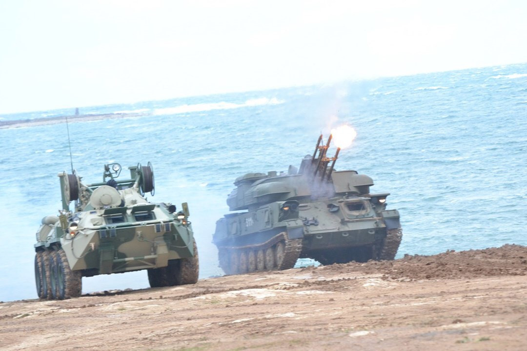 Hệ thống pháo phòng không tự hành cao tốc đa nòng nổi tiếng không kém do Liên Xô phát triển từ trong chiến tranh Lạnh là Zsu-23-4 Shilka, được trang bị và viện trợ cho nhiều quốc gia trên thế giới. Pháo sử dụng 4 nòng pháo 2A7 cỡ 23mm, mỗi khẩu có tốc độ bắn khoảng 850 - 1.000 phát/phút và tốc độ bắn tổng hợp là khoảng 4.000 phát/phút, tạo ra một màn đạn vô cùng dày đặc. Hệ thống được bổ sung radar tìm kiếm mục tiêu RPK-2 có tầm phát hiện tối đa tới 20km. Ảnh: Pháo Zsu-23-4 khai hỏa chế áp mục tiêu bay cho phương tiện bọc thép đổ bộ.