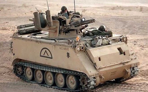 M-163 VADS là hệ thống phòng không tầm thấp do Mỹ phát triển sử dụng một pháo cao tốc 6 nòng gatling M-61 Vulcan đặt trên khung gầm xe thiết giáp M-113 việt dã bánh xích. Để có thể tác xạ chính xác mục tiêu, pháo được hỗ trợ bởi một radar tìm kiếm mục tiêu AN/VP S-2 với tầm phát hiện tối đa 7.000m, bắt bám được mục tiêu có tốc độ bay từ 15 - 1000m/s. Tốc độ bắn tối đa của pháo là 1.000 phát/phút khi bắn liên tục và 3.000 phát/phút khi bắn theo loạt, sử dụng đạn cỡ 20x102mm. Ảnh: Hệ thống phòng không M-163 VADS của Mỹ tại Iraq.