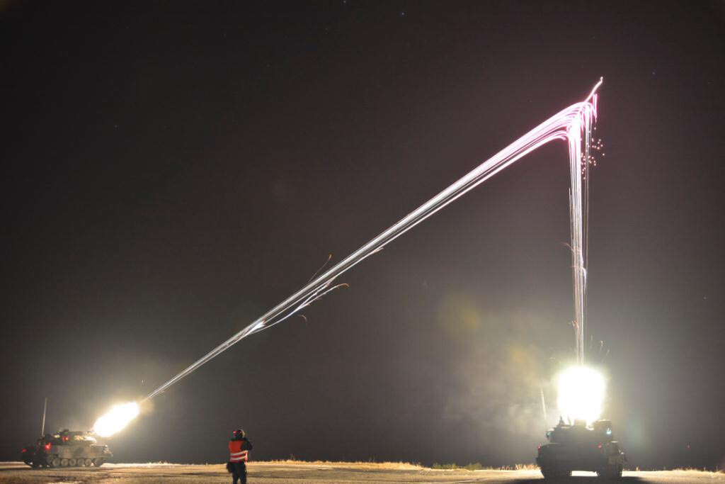 Đó là việc sử dụng pháo phòng không cao tốc đa nòng. Việc sử dụng pháo phòng không nhiều nòng với tốc độ bắn nhanh trong một thời gian ngắn có thể khai hỏa tạo một mật độ hỏa lực cao, cùng lúc có thể diệt nhiều UAV cảm tử khi nó đang cố tiếp cận mục tiêu, ngoài ra tầm cao của UAV không quá cao và tốc độ không quá nhanh khiến pháo phòng không đa nòng có thể chế áp vô cùng hiệu quả. Ảnh: Pháo Zsu-23-4 khai hỏa trong đêm.