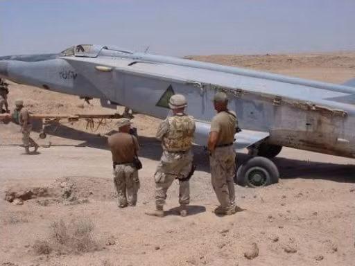 Cùng với đó là trong hoàn cảnh bị cấm vận kéo dài, việc huấn luyện của Không quân Iraq bị ảnh hưởng rất nhiều, không chỉ thiếu phi công chiến đấu, mà số giờ bay của phi công Iraq chỉ khoảng 20 giờ bay/năm, không thể so sánh với Không quân Mỹ được đào tạo bài bản và được huấn luyện bay thường xuyên.