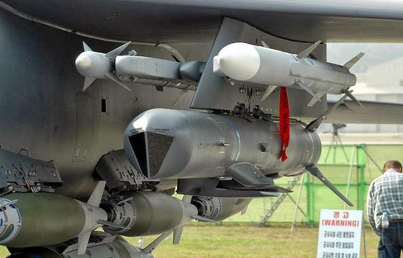 Tên lửa hành trình đối đất SLAM-ER mà Mỹ bán cho đảo Đài Loan lần này, cùng với tên lửa chiến thuật HIMARS, là một vũ khí tấn công chiến lược tầm trung, phá vỡ giới hạn của việc mua bán vũ khí giữa Mỹ với đảo Đài Loan đã được thiết lập từ lâu. Đây cũng là hành động thách thức giới hạn chịu đựng của Trung Quốc. Ảnh: Tên lửa SLAM-ER - Nguồn: Sina