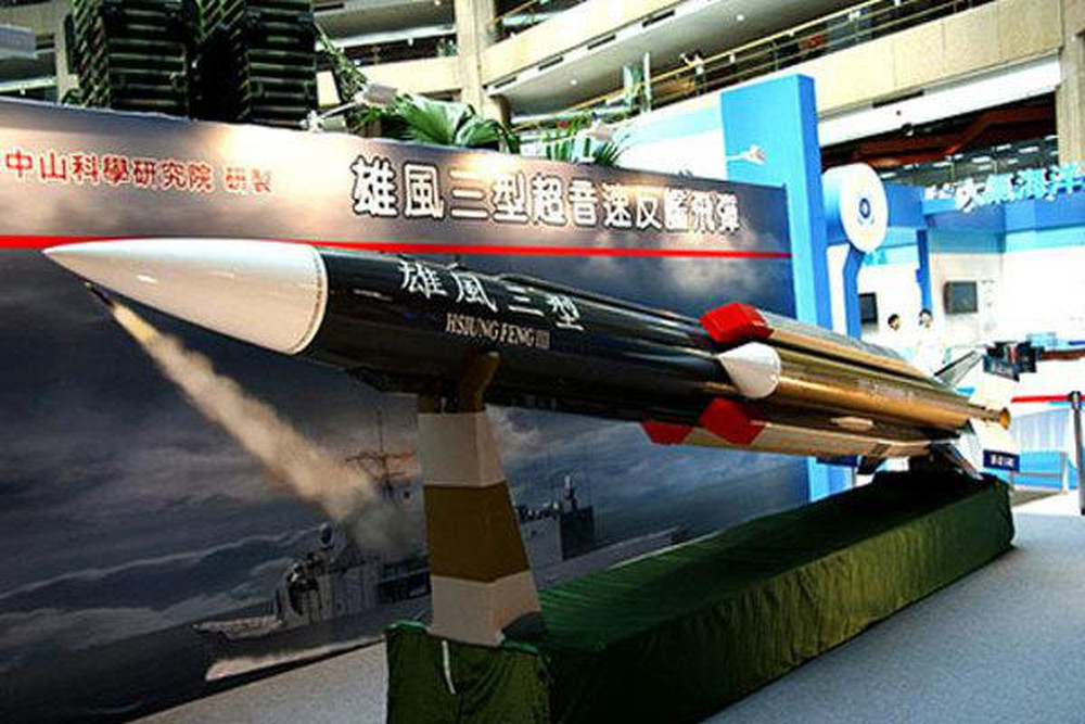 Mặc dù tên lửa Hùng Phong 2E và Hùng Phong 3 do đảo Đài Loan tự phát triển được dẫn đường bằng GPS, nhưng chúng không thể sử dụng tín hiệu GPS tiêu chuẩn của quân đội Mỹ, lên vẫn có độ sai lệch nhất định. Ảnh: Ảnh: Tên lửa chống hạm Hùng Phong 3 - Nguồn: AP