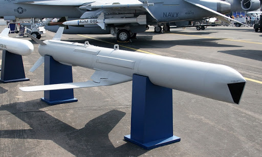 Tên lửa SLAM-ER sử dụng dẫn đường quán tính, có hỗ trợ dẫn đường vệ tinh GPS nên có mức chính xác cao; giai đoạn cuối dẫn đường bằng so sánh hình ảnh hồng ngoại và lần đầu tiên sử dụng hệ thống thu nhận mục tiêu tự động (ATA), cho phép SLAM-ER tự động bắt mục tiêu được ngụy trang tinh vi; đồng thời SLAM-ER có thể đối phó với hầu hết các biện pháp đối phó điện tử. Ảnh: Tên lửa SLAM-ER - Nguồn: Sina