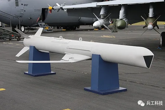 Với tên lửa SLAM-ER thì khác, đây là tên lửa hành trình phóng từ trên không, được phát triển từ AGM-84E SLAM, SLAM-ER sử dụng nhiều công nghệ tiên tiến của tên lửa hành trình Tomahawk, nên có khả năng tấn công các mục tiêu trên bộ và trên biển tầm trung đến tầm xa. Tầm bắn xa nhất của SLAM-ER 270 km và có khả năng tàng hình nhất định. Ảnh: Tên lửa SLAM-ER - Nguồn: Sina