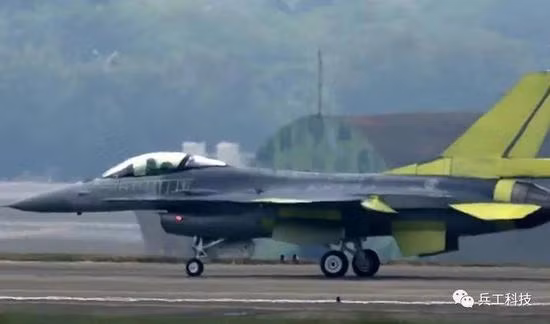 Sau khi đảo Đài Loan được trang bị tên lửa SLAM-ER, nó có thể được trang bị trên máy bay chiến đấu F-16 của quân đội Đài Loan và tấn công chính xác các mục tiêu điểm thông qua đường liên kết dữ liệu Link-16. Ảnh: Máy bay chiến đấu F-16V Đài Loan - Nguồn: Sina