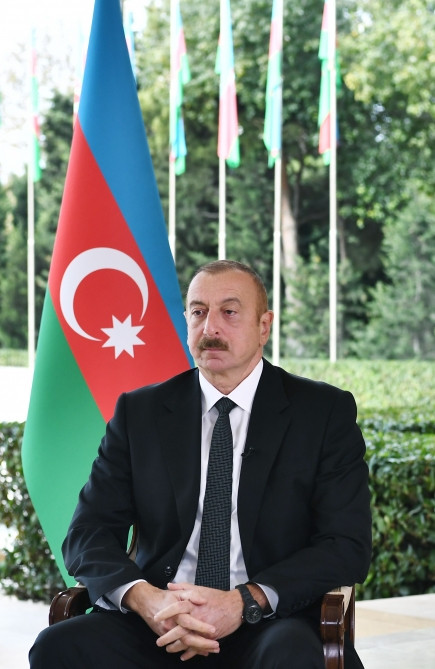 Vào ngày 26/10, Tổng thống Azerbaijan Aliyev trong trả lời Tổng giám đốc Hãng thông tấn Interfax-Azerbaijan Anar Azizov cho biết: "UAV của chúng ta đã phá hủy nhiều xe tăng cũng như nhiều thiết bị quân sự khác của Armenia. Quân đội Azerbaijan đã phá hủy 252 xe tăng, xe bọc thép, thu giữ 53 xe tăng khác; 6 hệ thống tên lửa phòng không S-300…". Ảnh: Tổng thống Azerbaijan Aliyev - Nguồn: Wikipedia.