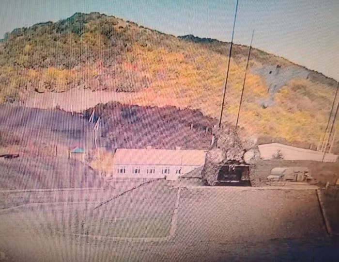 Là một thành viên của NATO, Không quân Thổ Nhĩ Kỳ có trình độ tác chiến phòng không cao, thậm chí còn hình thành một quy trình cố định; đó là với sự hỗ trợ của hệ thống tác chiến điện tử, trước tiên phóng tên lửa chống bức xạ để tấn công radar của đối phương, sau đó phóng bom dẫn đường, hoặc bom chùm để phá hủy toàn bộ vị trí phòng không của đối phương. Ảnh: UAV TB-2 do Thổ Nhĩ Kỳ sản xuất - Nguồn: Sina