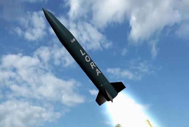 Sau khi UAV Harop phá hủy radar của hệ thống phòng không S-300, phía Azerbaijan đã lập tức phóng tên lửa đạn đạo LORA (cũng được Azerbaijan mua của Israel). Do tên lửa LORA sử dụng đầu đạn chùm, nên các đầu đạn nhỏ phóng ra với trọng lượng gần nửa tấn, đã bao phủ toàn bộ vị trí và phá hủy hệ thống S-300. Còn việc hệ thống tác chiến điện tử có được hỗ trợ trong cuộc tấn công này hay không, thì vẫn chưa rõ; nhưng khả năng là cao. Ảnh: Tên lửa đạn đạo chiến thuật LORA mà Israel bán cho Azerbaijan - Nguồn: Sina