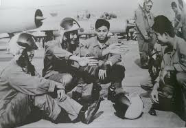 Khi ở độ cao khoảng 8km, Phạm Tuân xin được ném thùng dầu phụ; đồng thời kéo cho máy bay lên ở độ cao khoảng 9km, lúc này tốc độ đạt trên 1.000km/h và bắt đầu vòng vào khu vực có B-52, thì nhìn thấy một dãy đèn B-52 ở phía trước. Ảnh: Các phi công đang phổ biến kinh nghiệm bay - Nguồn: LSQSVN