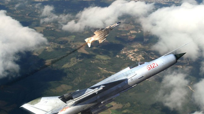 Khi xuất kích từ các sân bay bên ngoài, phi công sẽ chủ động được tốc độ, độ cao để khi phát hiện B-52 có thể tiếp cận nhanh nhất và cuối cùng không dùng ra đa nữa, dùng bắn bằng mắt thường. Qua kinh nghiệm bay lên ban đêm cho thấy, B-52 có bật đèn khi bay đêm, nếu dùng ra đa của MiG-21, sẽ bị địch gây nhiễu và không thể đánh được. Ảnh: Máy bay MiG-21 của KQND Việt Nam không chiến với máy bay Mỹ - Nguồn: Wikipedia.