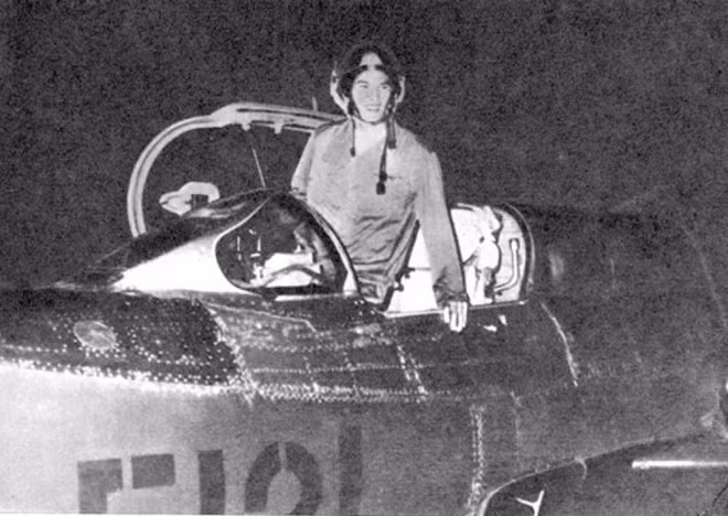 Khoảng 17h ngày 27/12/1972, phi công Phạm Tuân thuộc Trung đoàn Không quân 921, điều khiển máy bay tiêm kích MIG-21 hạ cánh xuống sân bay Yên Bái. Đêm 27/12, địch không đánh phá sân bay Yên Bái. Đến khoảng 22h cùng ngày, Phạm Tuân được lệnh xuất kích. Ảnh: Phi công Phạm Tuân chụp ảnh trước giờ xuất kích - Nguồn: LSQSVN