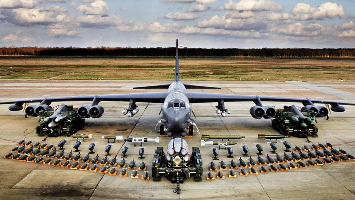 Máy bay B-52 của Mỹ thời đó được coi là “Siêu pháo đài bay”, là một trong 3 loại vũ khí chiến lược của Mỹ lúc bấy giờ, gồm: B-52, tàu ngầm nguyên tử và tên lửa hạt nhân. Đó là vũ khí chiến lược, hay còn gọi là “quả đấm thép” của Mỹ để triển khai cuộc chiến tranh hiện đại. Ảnh: Oanh tạc cơ B-52 - Nguồn: Wikipedia.