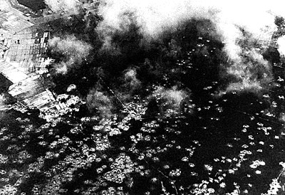 Đêm đầu tiên của chiến dịch Linebacker II, Mỹ đánh phá ác liệt các sân bay, không quân vẫn xuất kích chiến đấu. Tuy nhiên mỗi lần không quân của ta xuất kích tại các sân bay, địch đều nắm được; ngoài ra hệ thống gây nhiễu của Không quân Mỹ rất tốt, nên không quân của ta chưa thể bắn rơi được B-52. Ảnh: Những hố bom do máy bay B-52 rải thảm trên Miền Bắc - Nguồn: LSQSVN