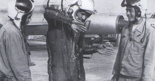 Một lúc sau, MIG-21 nhận được thông báo từ dưới mặt đất là B-52 đang cách 200 km, rồi khoảng cách tiếp tục được thu hẹp vì bay đối đầu nhau, MIG-21 lúc đó mỗi một phút bay được 30-40km. Ảnh: Phi công Phạm Tuân phổ biến kinh nghiệm chiến đấu với đồng đội - Nguồn: LSQSVN