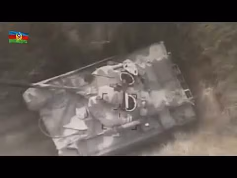 Cuộc chiến này cho thấy sự nguy hiểm của các loại UAV vũ trang, UAV cảm tử trong tác chiến và sự yếu ớt của xe tăng chiến đấu chủ lực khi phải đối mặt với mối đe dọa từ trên không trung. Số lượng lớn các loại xe tăng T-72 mà Armenia bị tiêu diệt trong chiến đấu chủ yếu là do các UAV gây ra. Ảnh: UAV cảm tử của Azerbaijan tấn công một chiếc T-72A của Armenia.