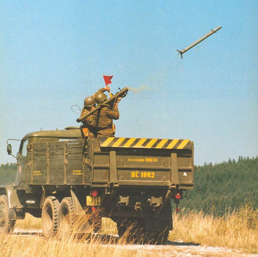 9K32 Strela-2 là một hệ thống tên lửa phòng không vác vai chống các loại mục tiêu bay tầm thấp dành cho cá nhân do Liên Xô phát triển và đưa vào trang bị từ cuối những năm 1960. Cả ống phóng và đạn tên lửa nặng 15kg, chiều dài 1.44m, đường kính 72mm. Về khả năng sát thương, Strela-2 sử dụng đầu dò hồng ngoại bị động, tầm bắn tối đa 3.700m và trần bay tối đa 1.500m, đủ sức tiêu diệt các loại UAV, trực thăng hay thậm chí cả máy bay bổ nhào. Ảnh: Binh sĩ thực hành bắn Strela-2.