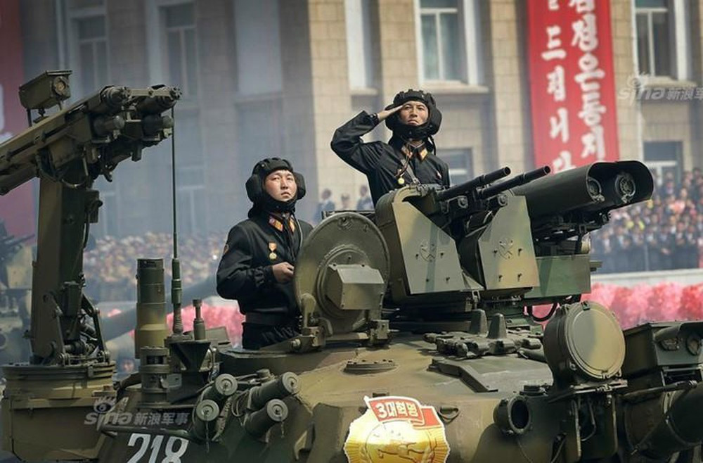 Đánh giá tổng quan ta có thể thấy rằng khung bệ sử dụng cơ cấu quay tự động cùng một giá đỡ có thể triển khai đồng thời 2 ống phóng tên lửa phòng không tầm thấp Strela-2, dẫn bắn và tìm kiếm mục tiêu bằng một khối quang điện, có thể điều khiển từ bên trong xe không gây nguy hiểm cho kíp lái như sử dụng súng máy phòng không thủ công thông thường. Ảnh: Cận cảnh bệ phóng tên lửa phòng không tầm thấp trên tháp pháo xe tăng Triều Tiên.